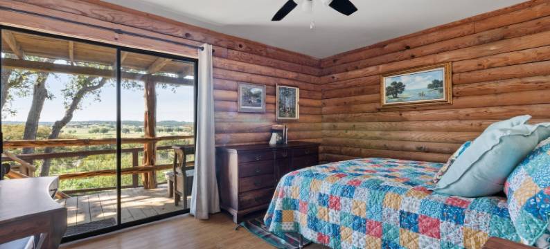 瓜达卢佩布拉夫原木小屋4卧室住宅 by RedAwning(Guadalupe Bluff Log Cabin 4 Bedroom Home by Redawning)图片