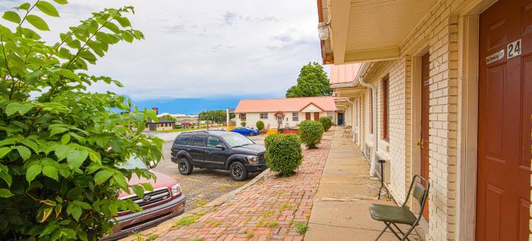 向日葵汽车旅馆海厄瓦萨By OYO(Sunflower Motel Hiawatha by OYO)图片