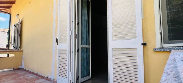 三卧两浴带花园别墅(Villa 3 letti 2 docce e Giardino)图片