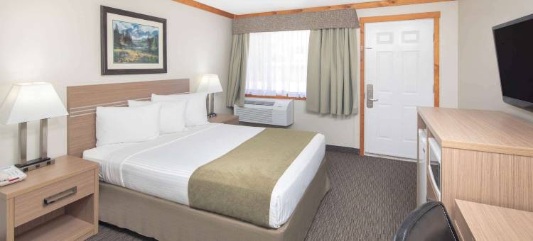 戈尔登Travelodge by Wyndham运动员山林小屋(Travelodge by Wyndham Golden Sportsman Lodge)图片