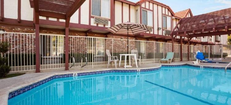 圣塔克拉利塔-瓦伦西亚速8酒店(Super 8 by Wyndham Santa Clarita/Valencia)图片