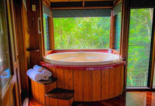 Mt Quincan Crater Retreat Hotel Overview