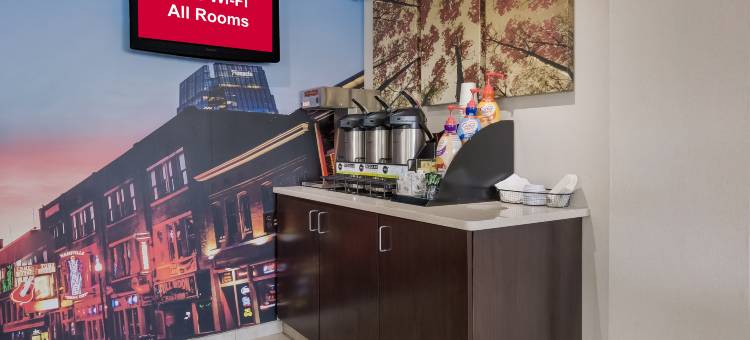 纳什维尔机场红顶PLUS酒店(Red Roof Plus+ Nashville Airport)图片