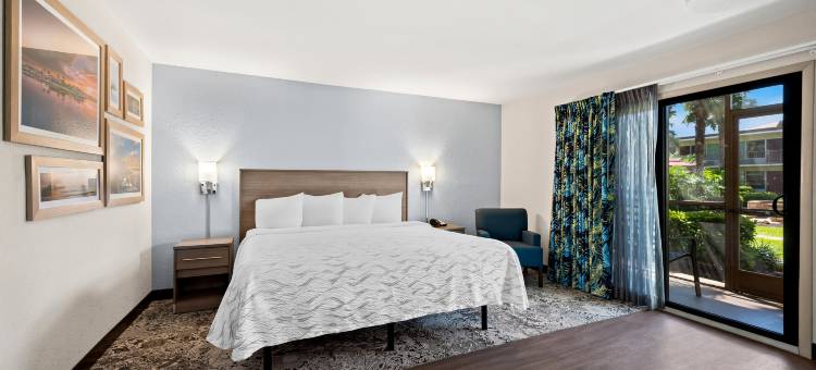 红顶PLUS套房酒店-那不勒斯市中心第五大道南(Red Roof Plus+ & Suites Naples Downtown-5th Ave S)图片