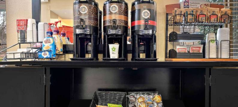 东蒙哥马利 I-85 郊区小套房酒店(Suburban Studios Montgomery East I-85)图片