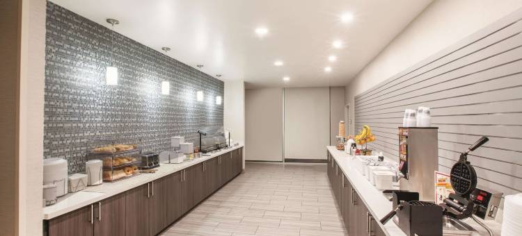 塔尔萨断箭市拉昆塔温德姆套房酒店(La Quinta Inn & Suites by Wyndham Tulsa Broken Arrow)图片