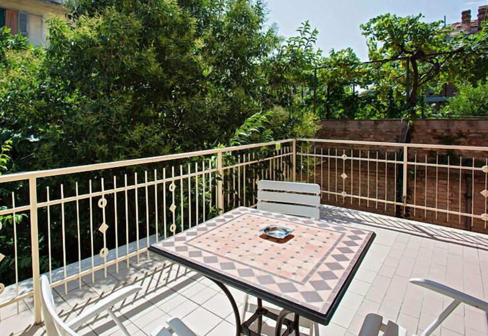 Hotel lo Squalo Hotel Overview