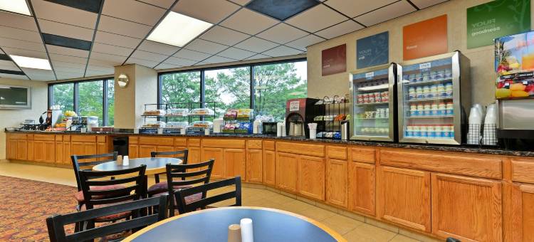 亚历山德里亚西部舒适酒店及套房(Comfort Inn & Suites Alexandria West)图片