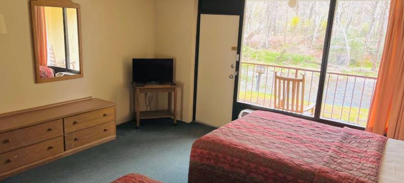 河畔新发现小屋(Newfound Lodge on the river)图片