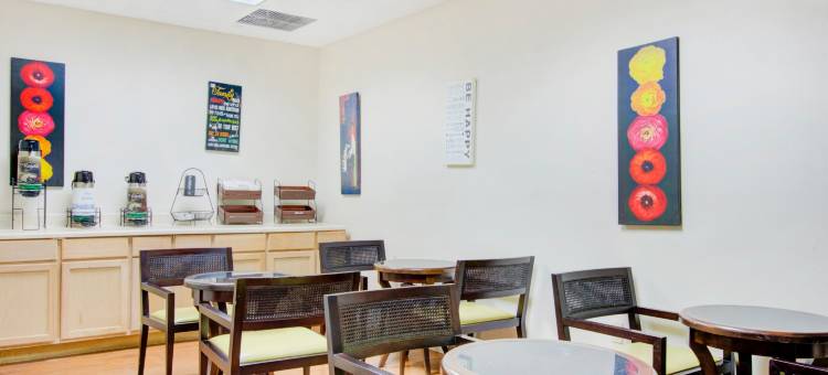 OYO邓迪水晶湖酒店(OYO Hotel Dundee by Crystal Lake)图片