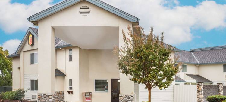 速8酒店-温德姆克洛弗代尔葡萄酒乡(Super 8 by Wyndham Cloverdale Wine Country)图片