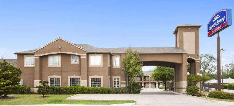 大草原城温德姆豪生酒店-近孤星公园(Howard Johnson by Wyndham Grand Prairie Near Lone Star Park)图片