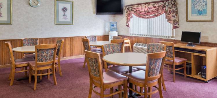 达文波特东戴斯套房酒店(Days Inn & Suites by Wyndham Davenport East)图片