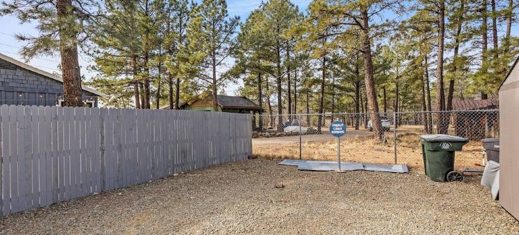 Cobalt Bungalow w/AC, Fully Fenced Yard, Covered Patio, 4 Smart TVs, W/D, WiFi图片