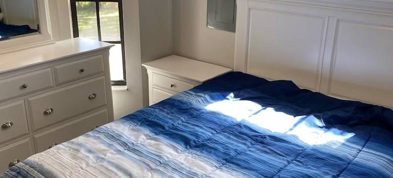 Manatee Manor. Waterfront, dock, stilted home. Renovated June '23.图片