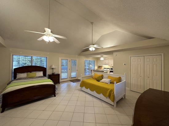 Cozy and Clean Guest House with Lake Access