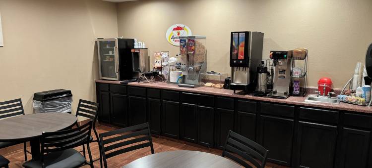 温菲尔德-奎尔里奇区温德姆速 8 酒店(Super 8 by Wyndham Winfield/Quail Ridge Area)图片