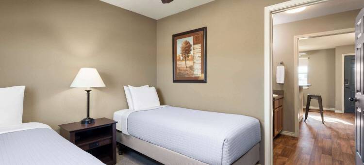 甘乃迪鹰巢套房酒店 - 温德姆旅屋(Eagle's Den Suites Kenedy a Travelodge by Wyndham)图片