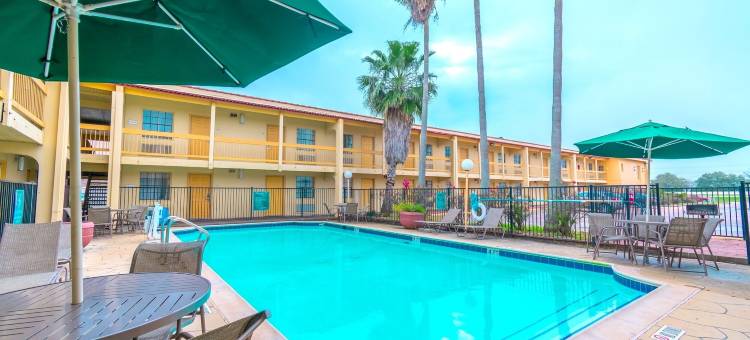 克卢特杰克逊湖拉昆塔温德姆酒店(La Quinta Inn by Wyndham Clute Lake Jackson)图片