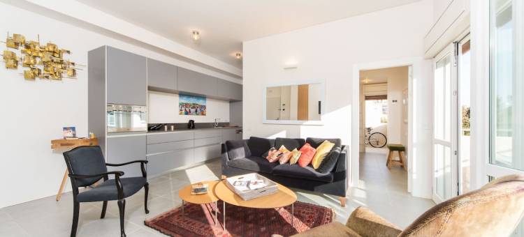 Bright Apt w Balcony & Mamad 10min Walk from Beach图片