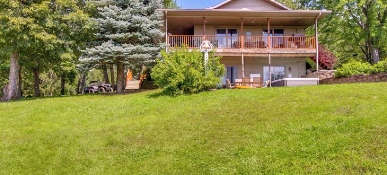 湖畔私人度假屋，带热水浴缸、露台和美景(Private Lakefront Retreat w/ Hot Tub, Deck & Views)图片