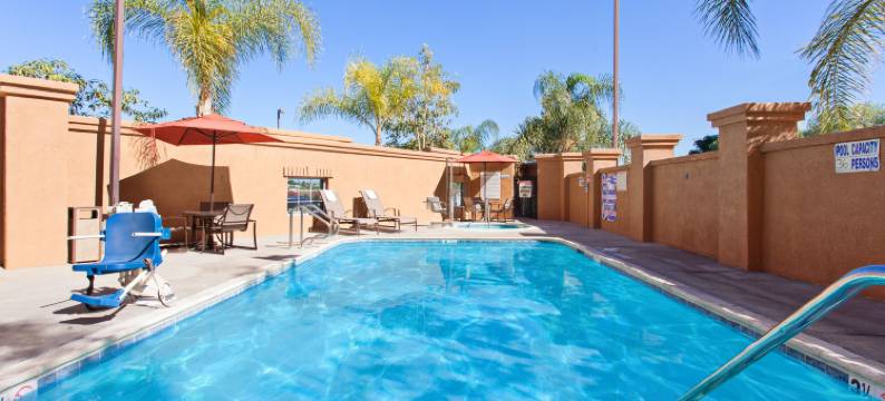 智选假日酒店及套房科罗娜(Holiday Inn Express & Suites CORONA by IHG)图片