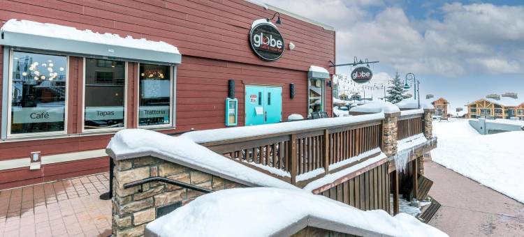 I Spy - 舒适的宠物友好型，滑雪入/滑雪出公寓，带私人热水浴缸(I Spy - Cozy Pet Friendly, Ski in/Ski Out Condo with Private Hot Tub)图片