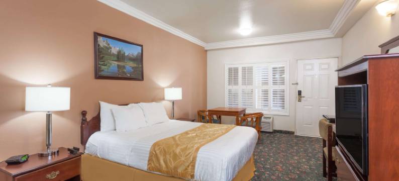 南盖特戴斯套房酒店(Days Inn & Suites by Wyndham South Gate)图片