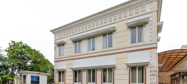 瑞德多兹普拉斯酒店 @ 佩玛纱丽卡拉瓦茨(RedDoorz @ Permata Sari Karawaci)图片