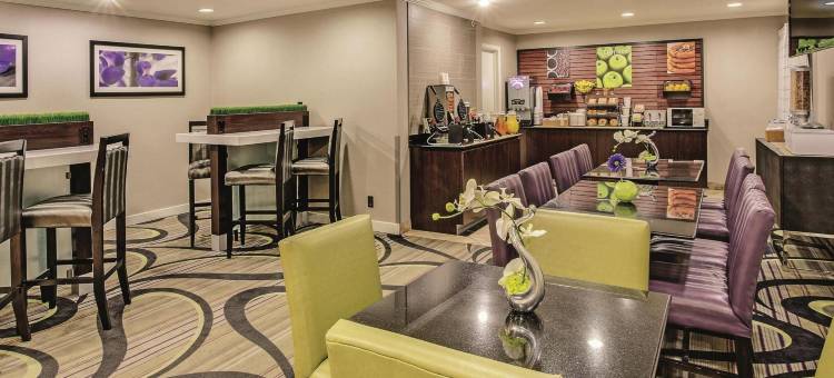 克里夫兰机场北拉昆塔温德姆套房酒店(La Quinta Inn & Suites by Wyndham Cleveland - Airport North)图片
