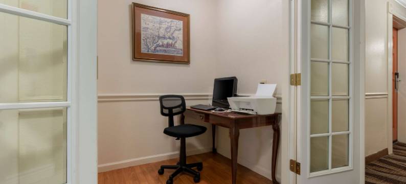 科洛尼尔贝斯特韦斯特酒店(Best Western Colonial Inn)图片