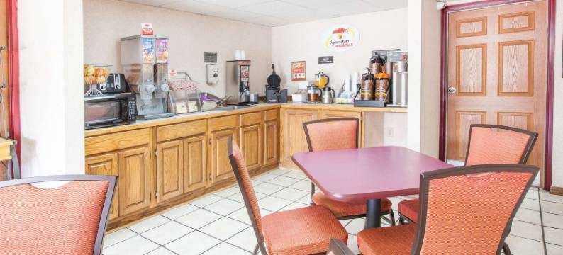 柯林顿温德姆速 8 酒店(Super 8 by Wyndham Clinton)图片