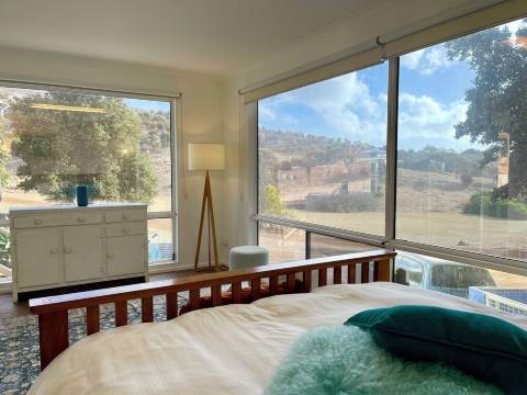 Apartment amongst the Kangaroos and only a 3 minute walk to Snelling Beach