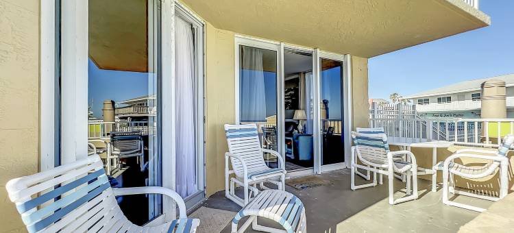 Poolside Access and Ocean Views - Charming Coastal Escape图片