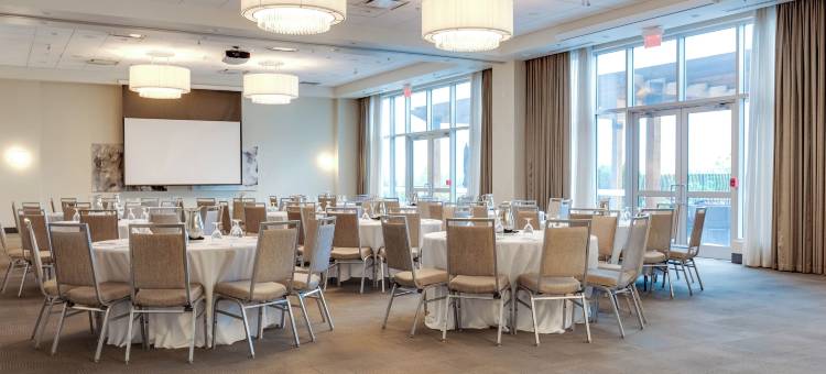 基洛纳机场福朋喜来登酒店(Four Points by Sheraton Kelowna Airport)图片