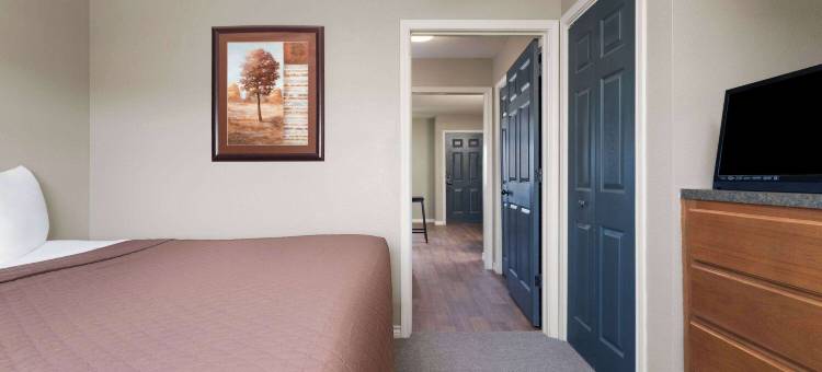 甘乃迪鹰巢套房酒店 - 温德姆旅屋(Eagle's Den Suites Kenedy a Travelodge by Wyndham)图片