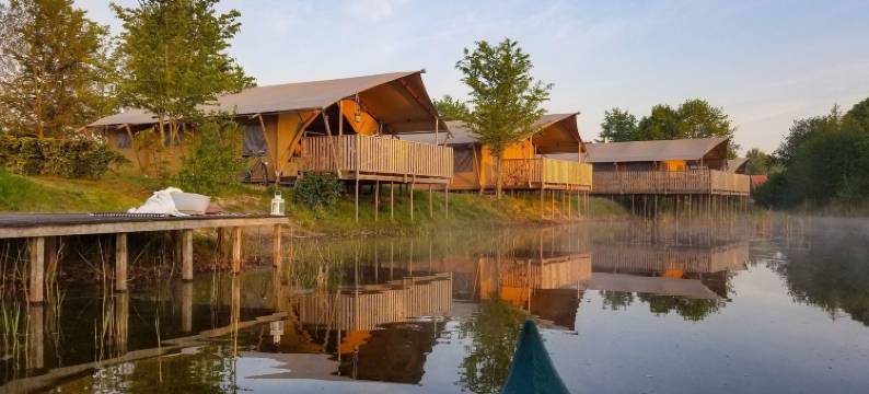 露营地 - 配有厨房和浴室的联合帐篷，位于池塘附近(Campsite - Combined Tents with Kitchen and Bathroom Located Near a Pond)图片