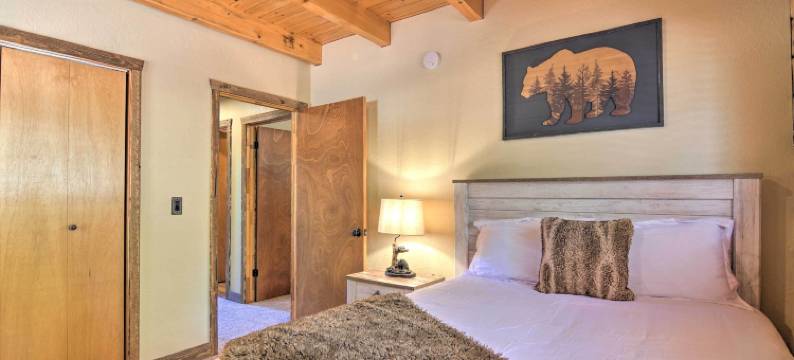 徒步、骑行和滑雪：鸭溪村A型小屋！(Walk to Duck Creek Village A-Frame Getaway!)图片