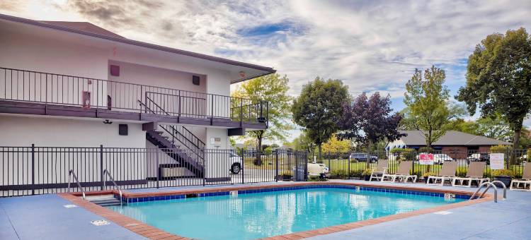 奥什科什6号汽车旅馆(Motel 6 Oshkosh, WI)图片