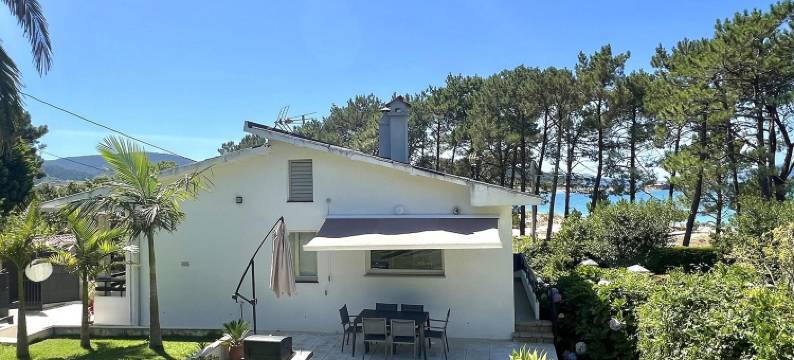 Sunny Home Near the Sea图片