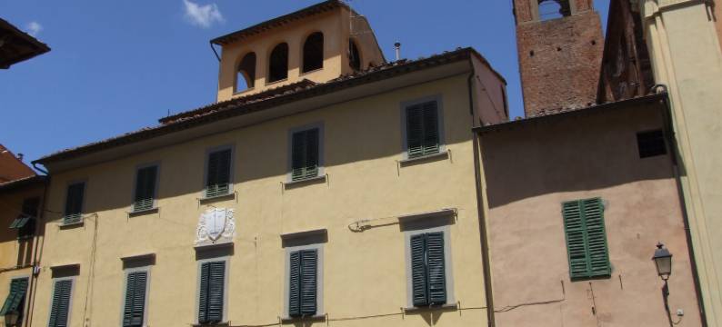 Pisa Stay close to Leaning Tower图片