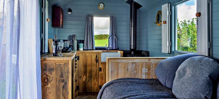 Shepherd's Hut on Llŷn Peninsula by Private Lake图片