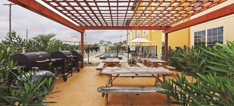 乔丹顿普莱森顿拉昆塔温德姆套房酒店(La Quinta Inn & Suites by Wyndham Jourdanton - Pleasanton)图片