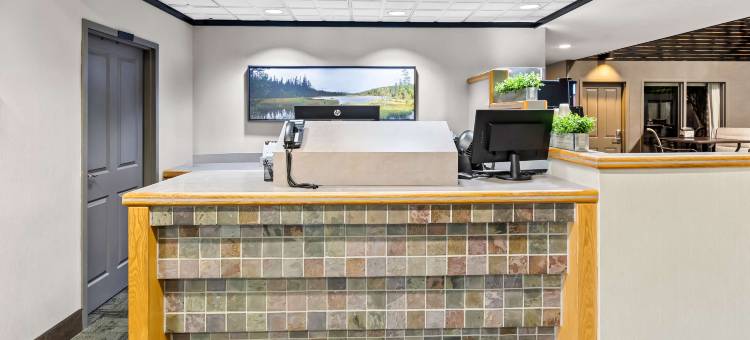 Heartland Inn  Suites, SureStay Collection by Best Western图片