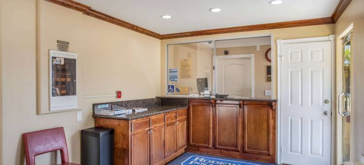 罗德威帕萨迪纳套房假日酒店(Rodeway Inn & Suites Pasadena)图片