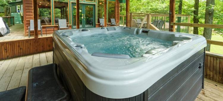 HotTub! FirePit, Private 2.5 acre Pond, 2 Kayaks! GameRoom! Slps12+图片