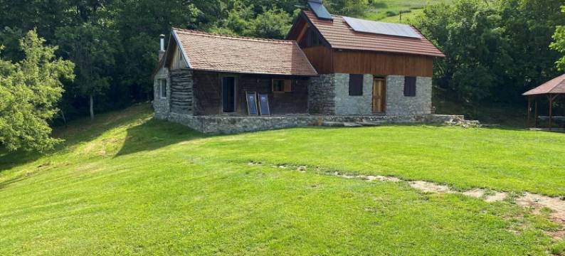 Carasova, Banat Mountains 的迷人2卧室小屋(Charming 2Bed Cottage in Carasova, Banat Mountains)图片