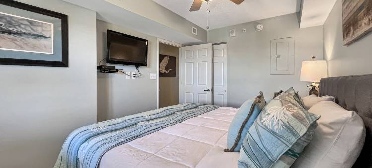 Spacious Balcony with Ocean Glimpse and Outdoor Pool - Charming Retreat图片