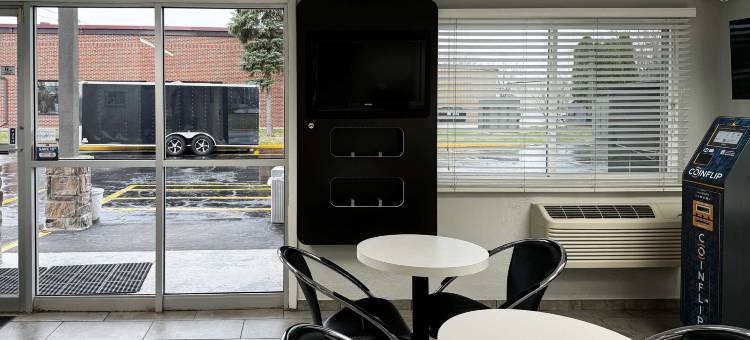 奥什科什6号汽车旅馆(Motel 6 Oshkosh, WI)图片