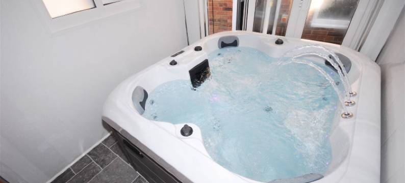 完美情侣度假屋放松与热水浴缸和桑拿(Perfect Couple Retreat To Relax With Hot Tub&sauna)图片